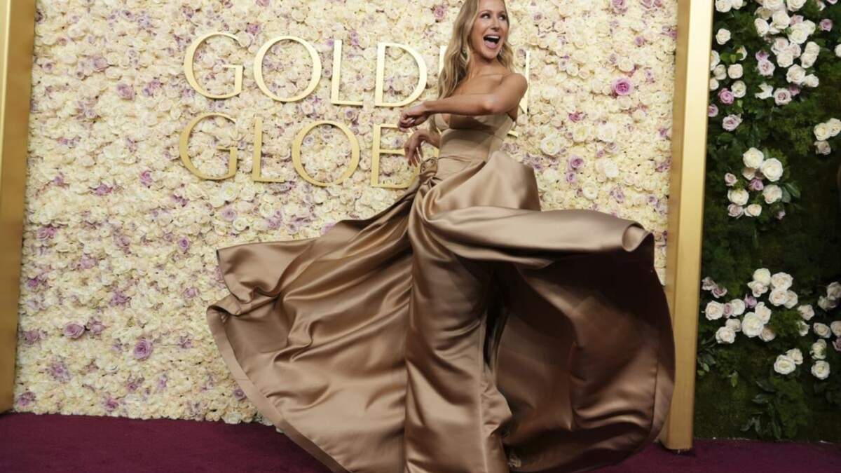 Nikki Glaser llega a la 82ª edición de los Globos de Oro el domingo 5 de enero de 2025 en el Beverly Hilton de Beverly Hills, California