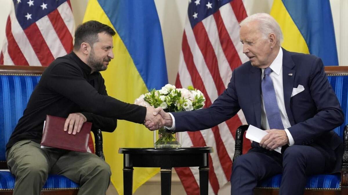 El presidente de Estados Unidos, Joe Biden, estrecha la mano de su homólogo ucraniano, Volodymir Zelenskyy, durante una reunión en París, el 7 de junio de 2024