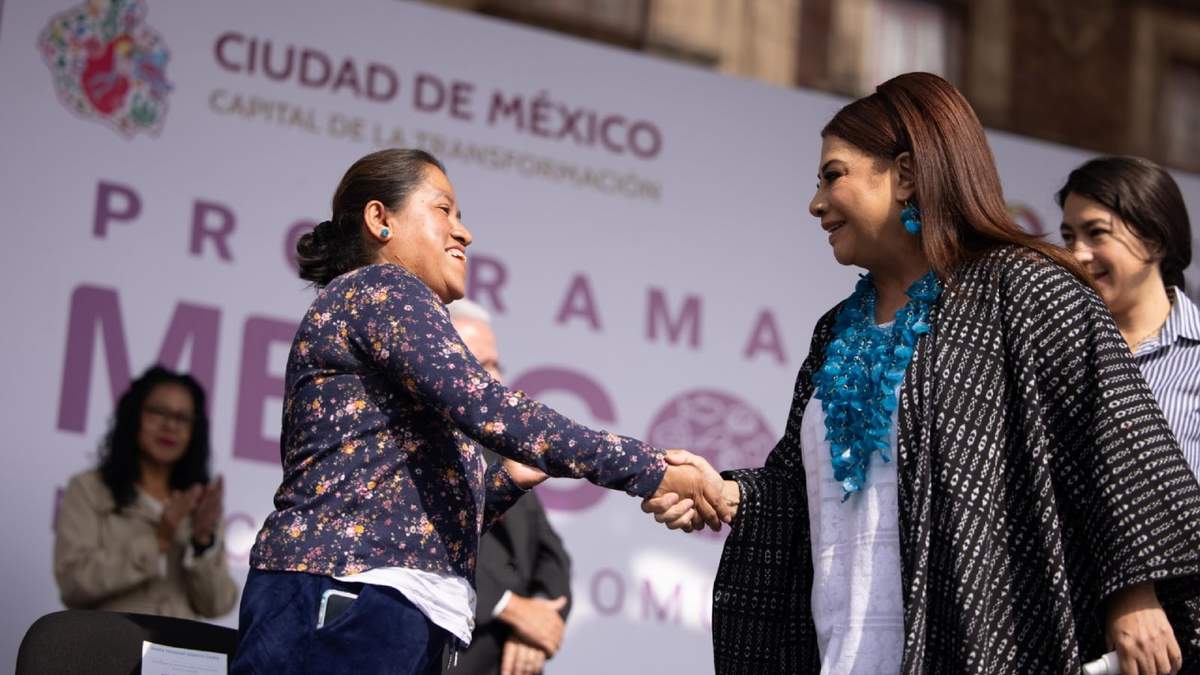 La jefa de Gobierno de la CDMX, Clara Brugada, entrega apoyos a los beneficiarios del programa Mercomuna, en el Zócalo capitalino
