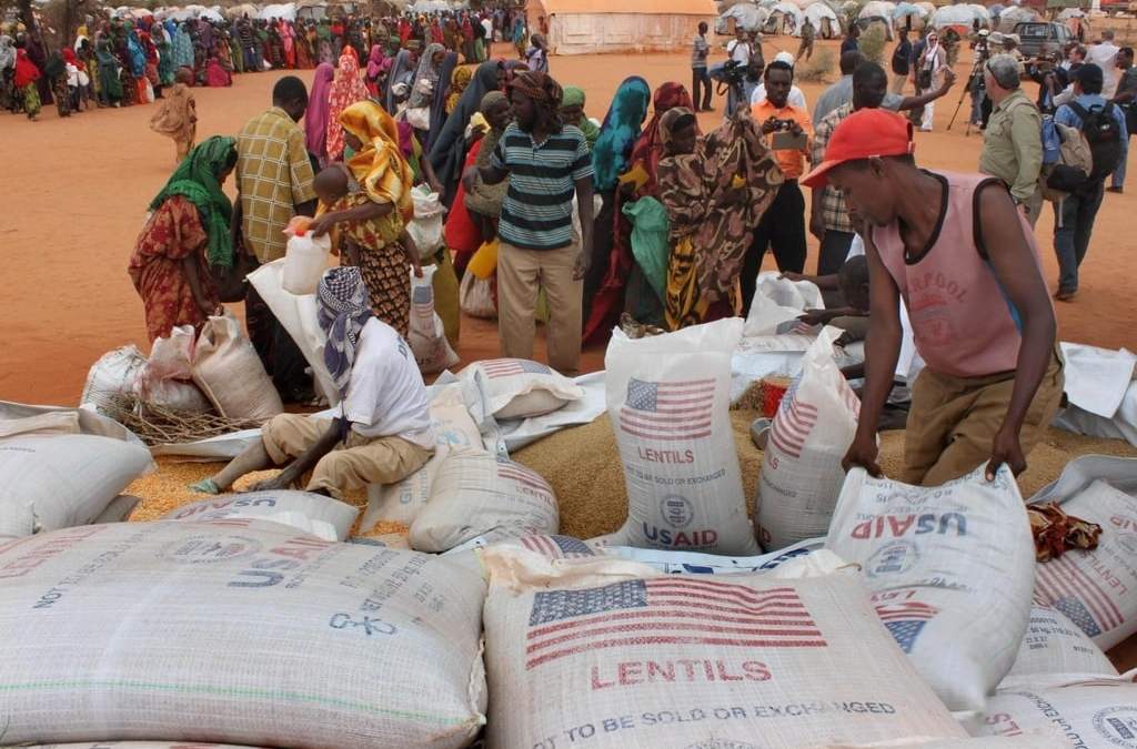 Trabajadores distribuyen ayuda alimentaria del Programa Mundial de Alimentos en un campamento para refugiados, el 18 de julio de 2012, en Dolo, Somalia