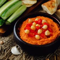 Hummus caprese: llevá a otro nivel esta receta perfecta para las picadas y preparate para los aplausos