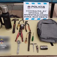 En un allanamiento en Plottier, la policía demoró a dos personas y secuestró elementos robados y droga