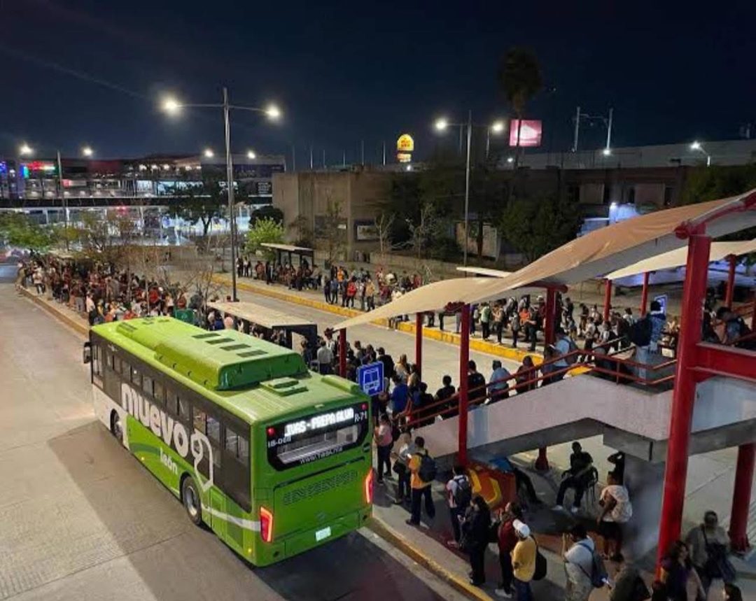 Estación del metro Exposición. Esperas de más de media hora para tomar el camión. Foto Cortesía Colectivo Voz de los Usuarios.