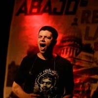Willy Bronca en Neuquén: una noche de calor, rock y rimas filosas