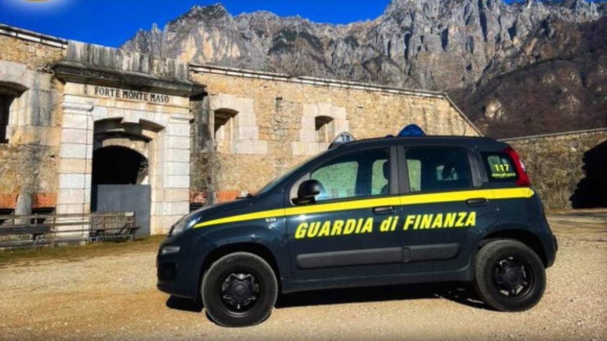 Una patrulla de la Guardia di Finanza