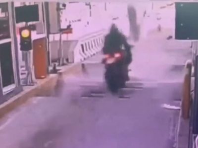 Motociclistas salen “volando” tras intentar pasar la caseta de Tlalpan sin pagar (Video)