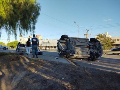 Choque y vuelco complica el tránsito en Neuquén Capital