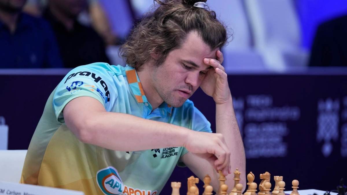 Carlsen realiza una jugada durante la Global Chess League en Dubái