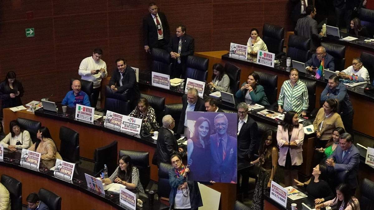Sesión extraordinaria del Senado de la República en donde se aprobó la reforma en Telecomunicaciones el sábado