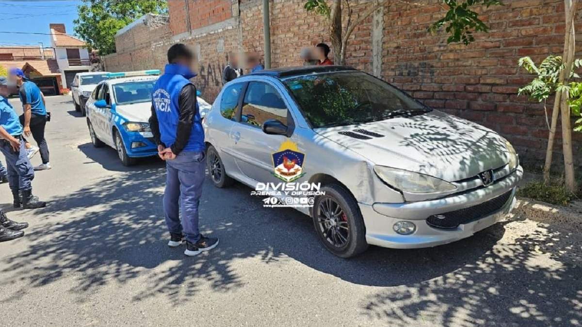 El automóvil Peugeot 206 se encontraba abandonado en la vía pública. Fuente: (Policía de Neuquén)
