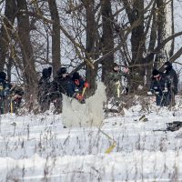 Buscan los restos de 71 pasajeros que murieron al estrellarse un avión en Rusia