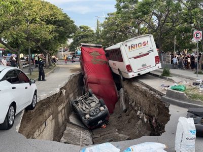 Se forma un megasocavón en Guadalajara; hay tres heridos y tres vehículos afectados (Video)