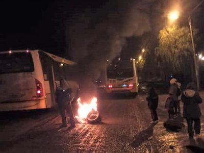 Vecinos de Cuenca 16 retuvieron dos colectivos en reclamo de luz