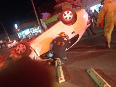 Líder priista en Campeche que conducía ebrio choca contra una fila de autos y hiere a dos personas