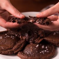 Galletitas de chocolate en sartén con solo 3 ingredientes y versión keto: poné la pava y preparalas ya