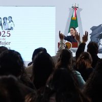INE debe resolver errores en las listas de candidatos a jueces: Sheinbaum
