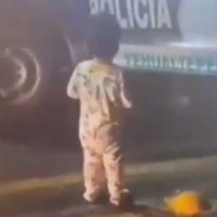 Se viraliza video de un bebé que deambula solo en carretera de Puebla durante la madrugada (Video)