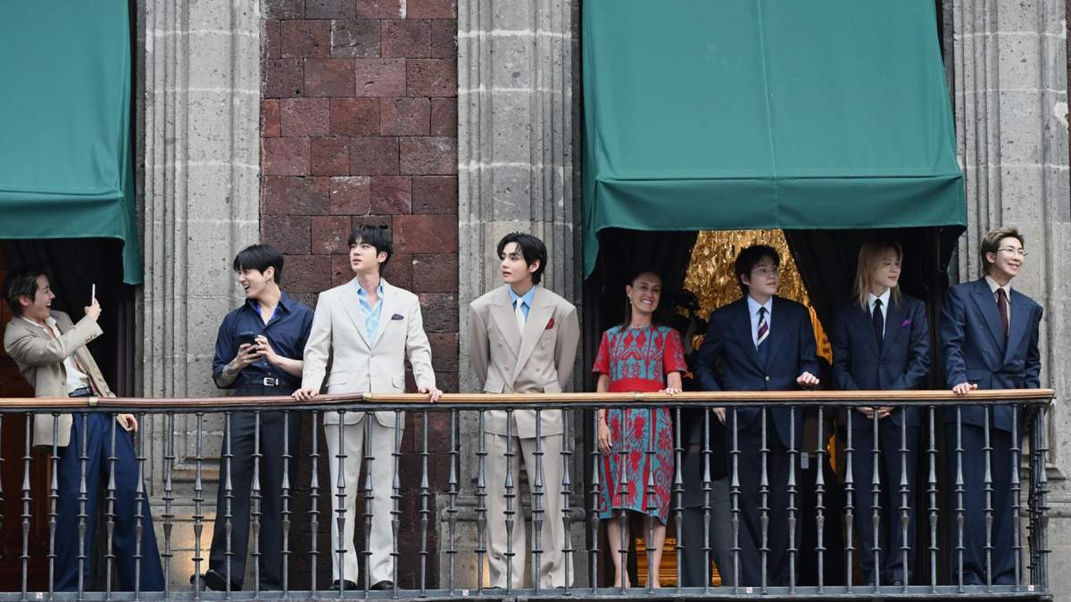 La banda BTS con Sheinbaum en un balcón de Palacio Nacional