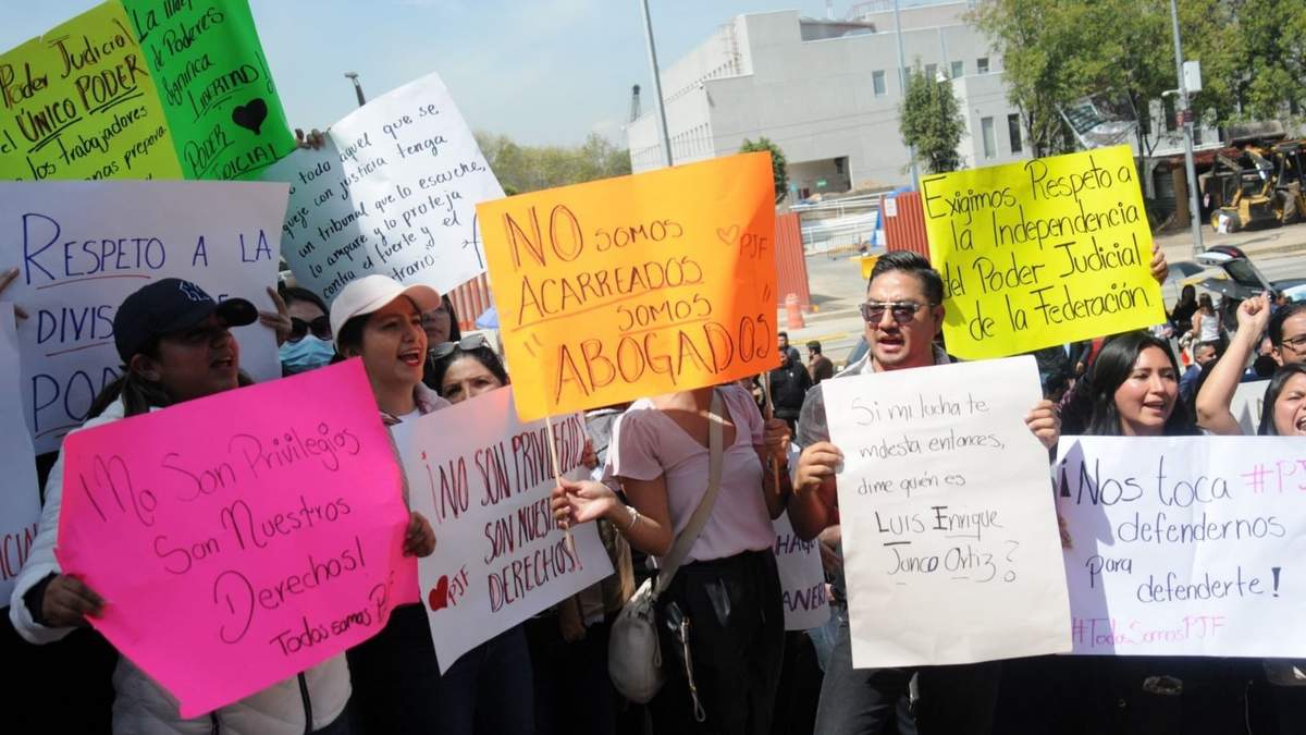 Los trabajadores sindicalizados del Poder Judicial continúan manifestándose afuera del edificio sede de San Lázaro