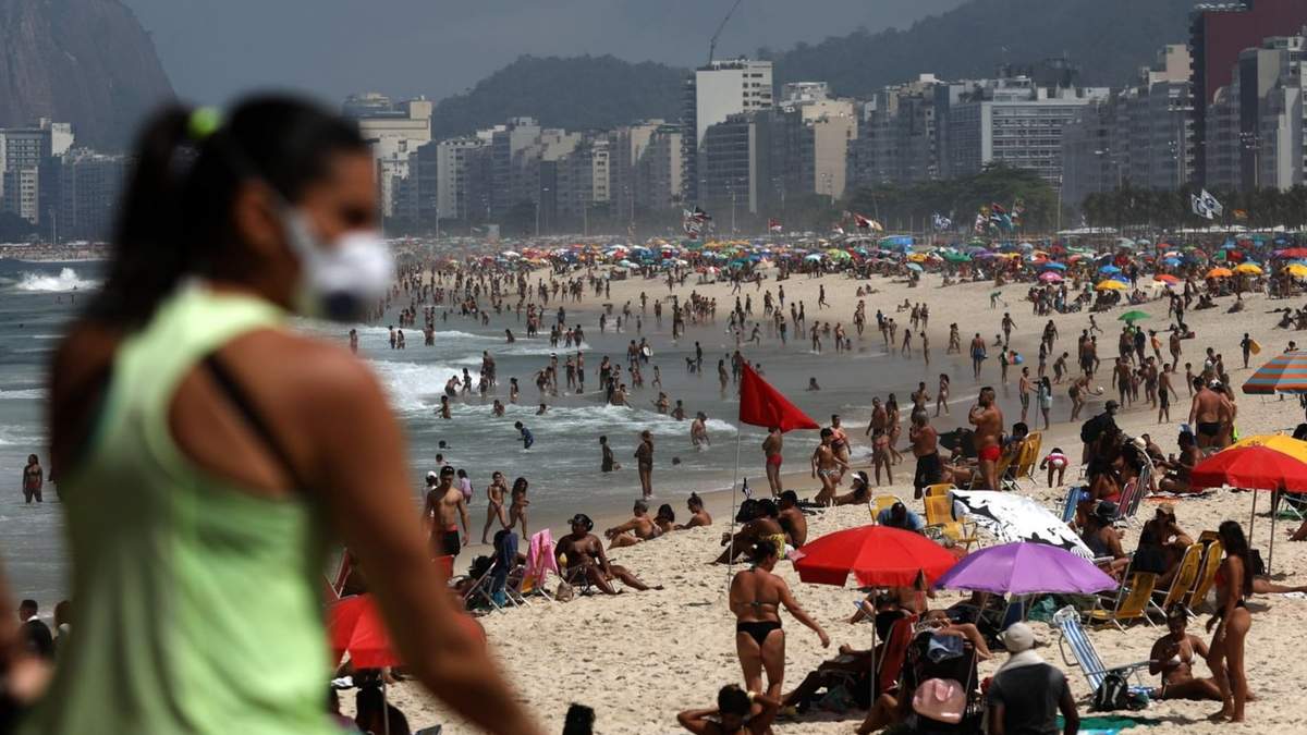 Cientos de personas salen a las playas de Río de Janeiro en medio de la pandemia del coronavirus. Fuente: (Twitter)