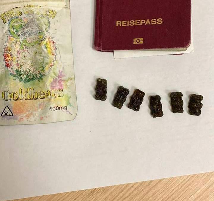 Pasaporte de Patrick Schobel y unas gomitas de cannabis