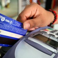 AUH y jubilados: el Gobierno amplió el monto del reintegro de compras a través de tarjeta de débito