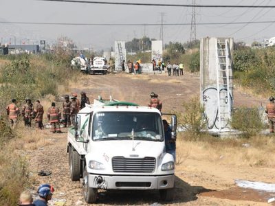Se incendian ductos de aguas negras en Río de Los Remedios, en Ecatepec
