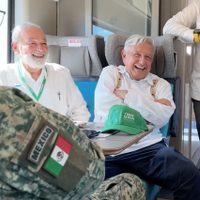 AMLO difunde video de su recorrido a bordo del Tren Maya; lo acompaña Carlos Slim