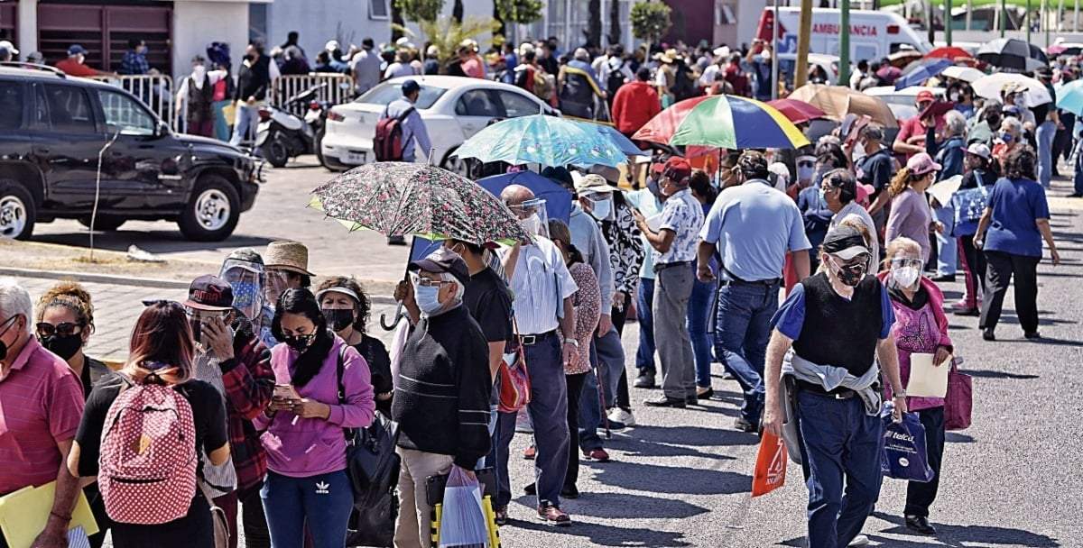 Filas para la aplicación de la vacuna en Ecatepec