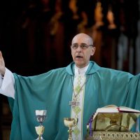 La controvertida llegada al Vaticano de un arzobispo argentino que hace 30 años escribió sobre besar