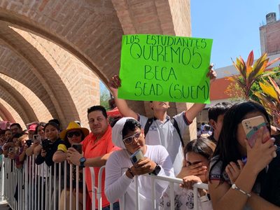 “Los estudiantes queremos beca”: jóvenes se manifiestan en acto de Sheinbaum en Jojutla