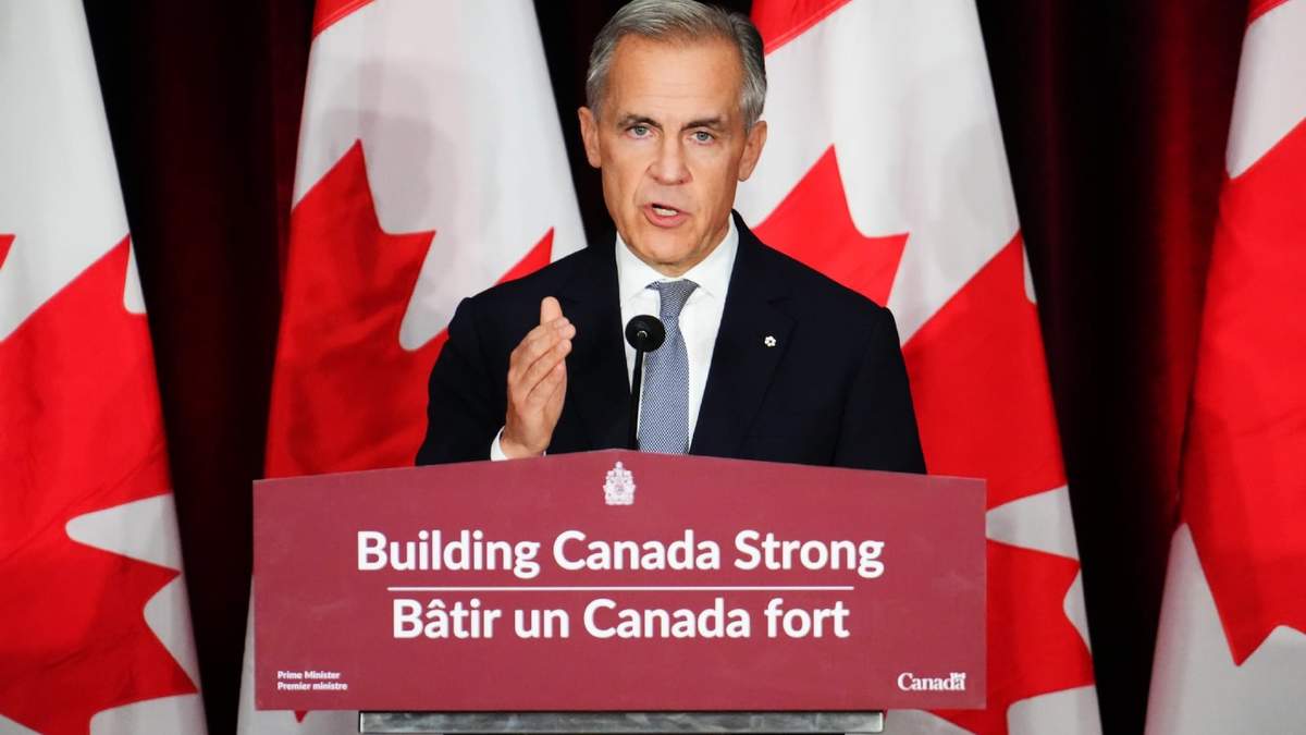 El primer ministro de Canadá, Mark Carney, pronuncia un discurso en directo sobre el plan de Canadá para construir una economía más fuerte en la Universidad de Ottawa, en Ottawa
