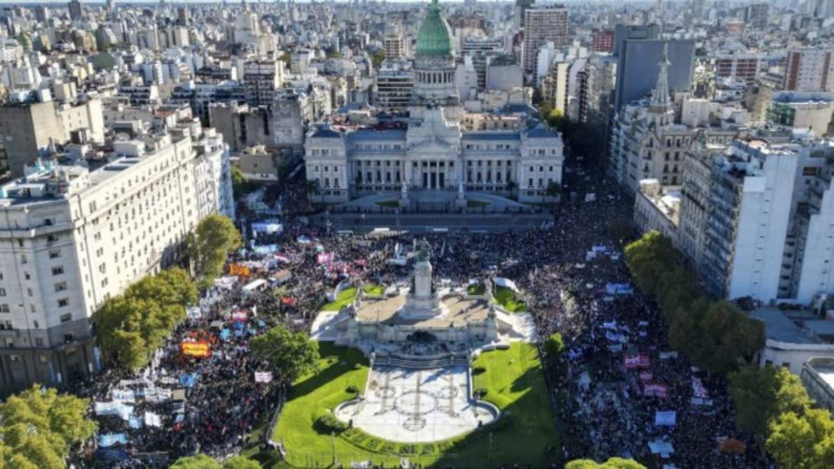 El presidente argentino Javier Milei niega el cierre de universidades, pero denuncia motivaciones políticas en protestas por más fondos para la educación pública superior