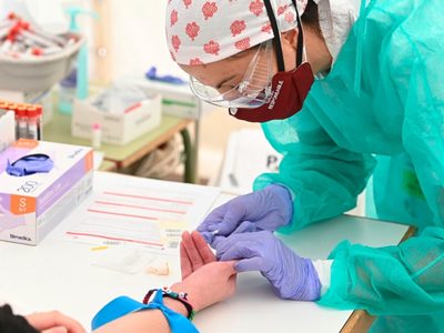 El aumento de casos de coronavirus complica el recurso humano de los laboratorios de Neuquén