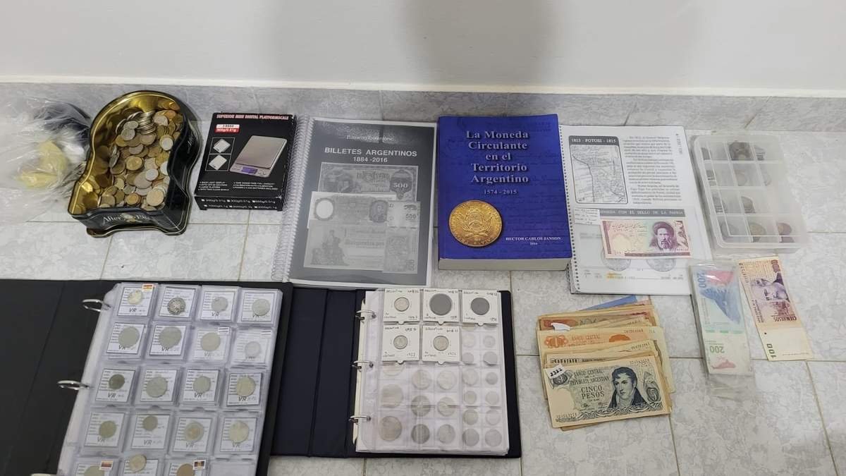 Valentino colecciona billetes y monedas. Fuente: (Minuto Neuquén)