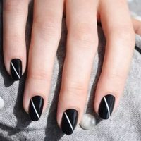 5 diseños de Nail Art en color negro para que tus manos hablen de elegancia y estilo este invierno