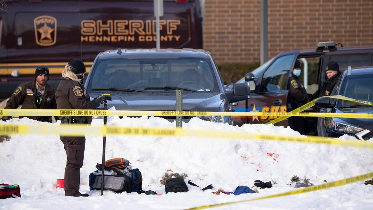Investigadores de la Oficina del Sheriff del condado de Hennepin procesan la escena de un tiroteo