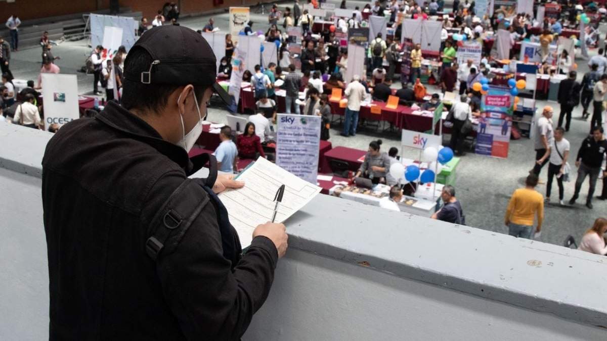 Personas se dieron cita en la Sala de Armas para buscar empleo en la feria organizada por la alcaldía Iztacalco