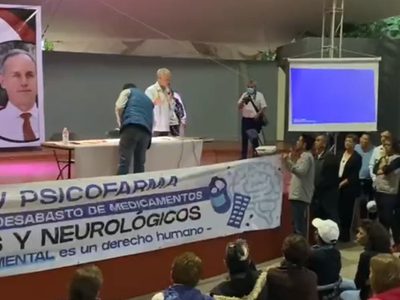 Manifestantes reprochan a López-Gatell por desabasto de medicamentos (Video)