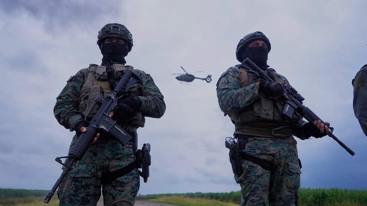 Personal de la Fuerza Aérea destruye una pista de aterrizaje que sospechan que está siendo utilizada por aeronaves ilícitas, en Milagro, Ecuador, el lunes 16 de marzo de 2026