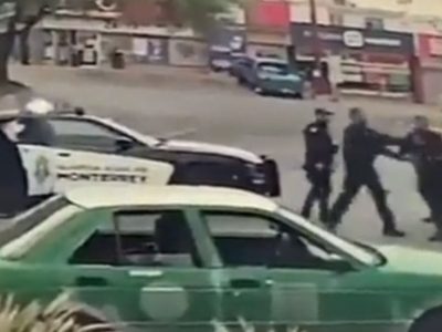 Policías de Monterrey son captados mientras pelean entre ellos (Video)