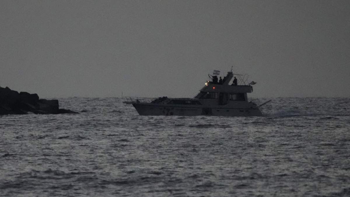 Fuerzas navales israelíes llevan una embarcación confiscada de la flotilla que se dirigía a Gaza al puerto israelí de Ashdod tras interceptarla en el mar Mediterráneo, el 19 de mayo de 2026