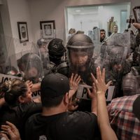 Entre golpes y agresiones de policías, el Congreso de BC aprueba la reforma judicial