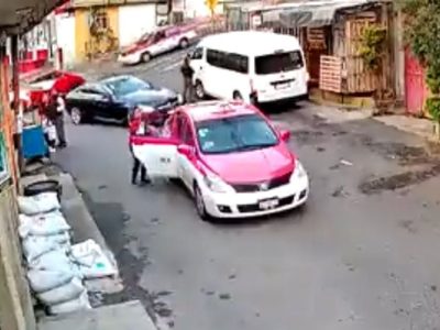 Automovilista confunde los pedales y atropella a mujer que bajaba de un taxi en la CDMX (Video)
