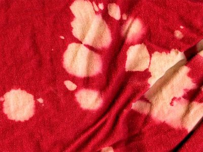 Con 2 ingredientes: el truco que nadie te dijo para quitar las manchas de cloro de la ropa