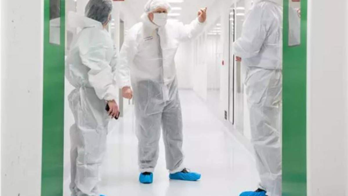 Boris Johnson visita instalaciones de AstraZeneca