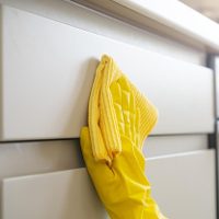 La fórmula secreta para dejar los muebles de la cocina impecables y sin ningún rastro de grasa