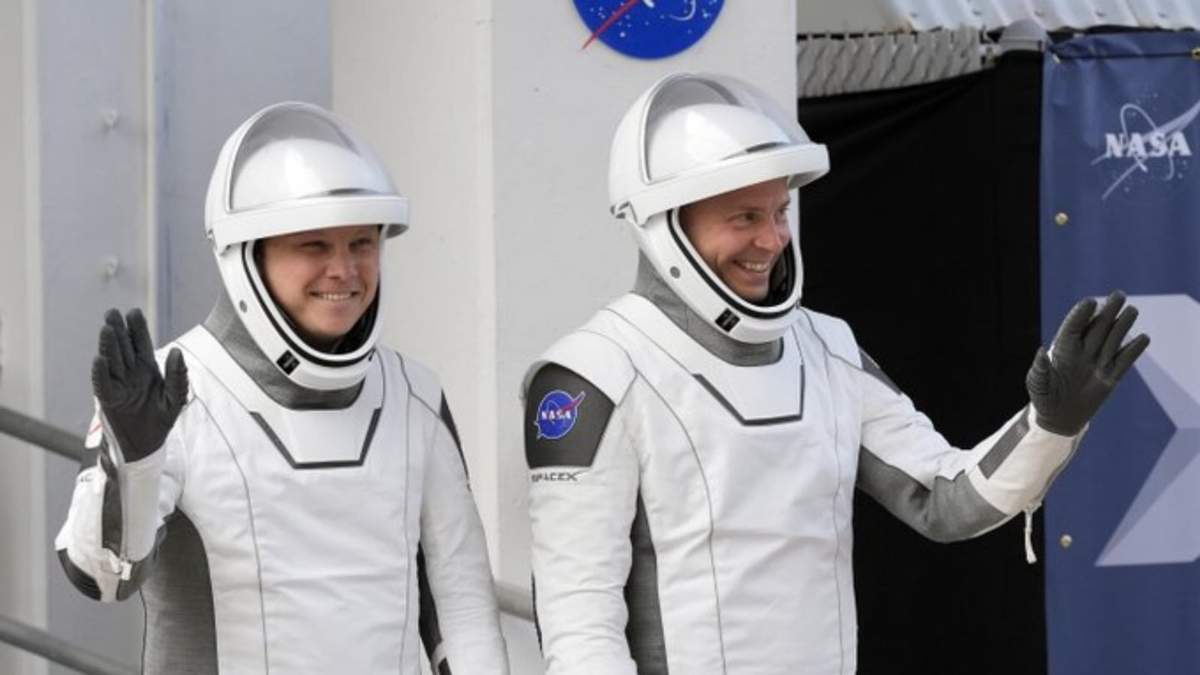 El cosmonauta de Roscosmos, Aleksandr Gorbunov, izquierda, y el astronauta de la NASA, Nick Hague