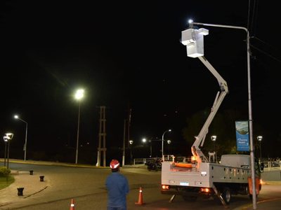 CALF comenzó a instalar más luces led en las calles de la ciudad