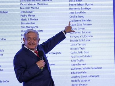 AMLO exhibe lista de "demócratas" que asistieron a la marcha en defensa del INE